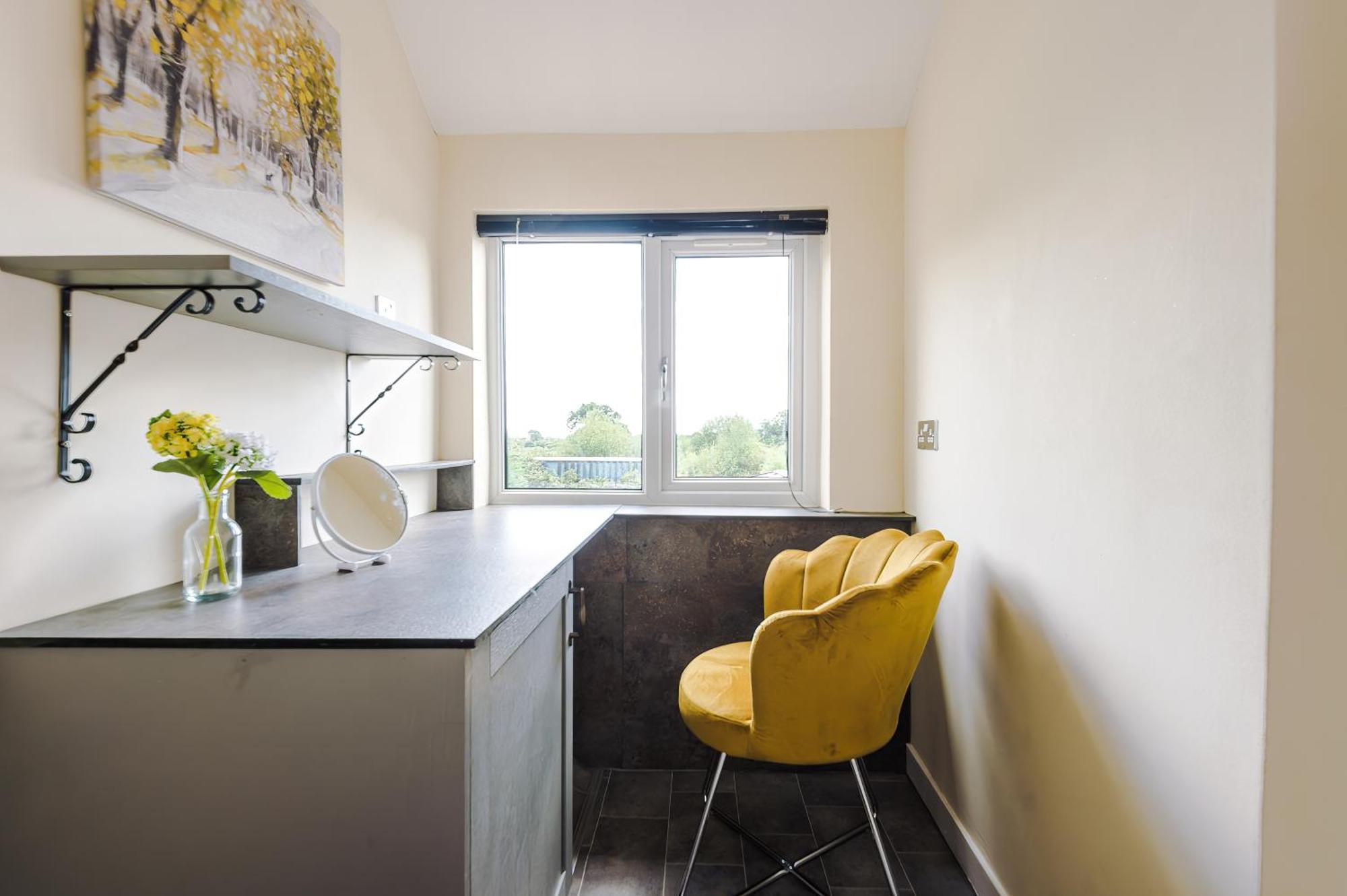 Charming 3-Bed Cottage In Chester, Ideal For Families & Workers, Free Parking - Sleeps 7 Exterior photo