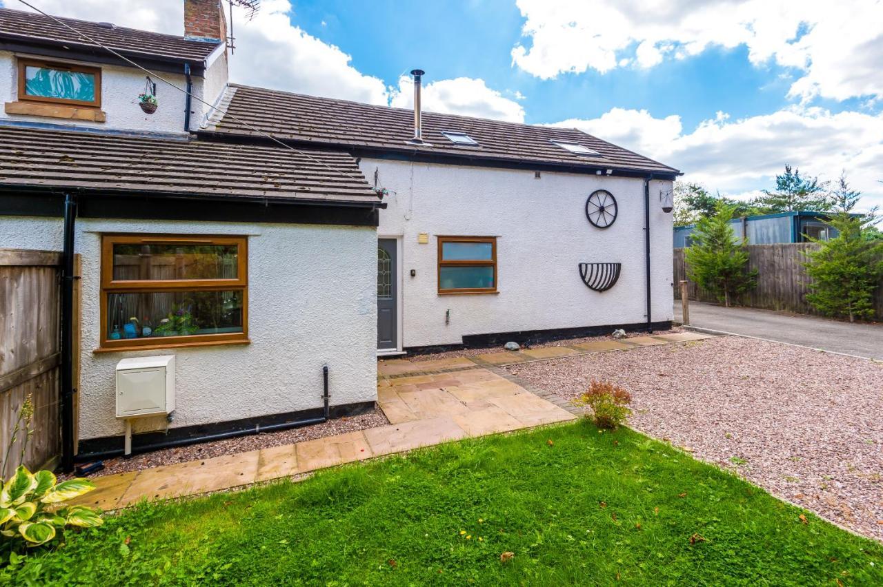 Charming 3-Bed Cottage In Chester, Ideal For Families & Workers, Free Parking - Sleeps 7 Exterior photo